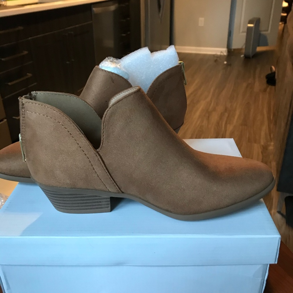 NEW IN BOX Vici Booties Brown Suede
